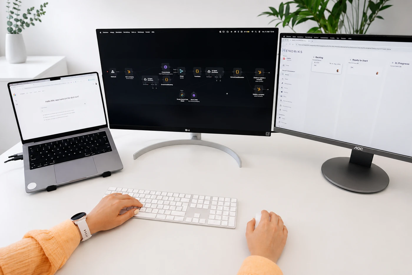 Bildschirme mit Automation Workflow und Hände mit Maus und Tastatur